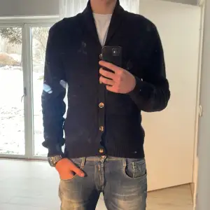 Säljer nu en snygg stickad cardigan från J.lindeberg. Tröjan är i toppenskick, 9/10! Modellen på bilden är 183 cm lång. Hör av dig vid intresse! 💫