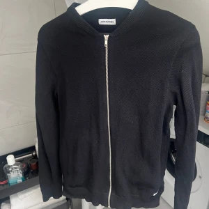 Jack&Jones cardigan  - Aldrig använd då jag har för många tröjor och tappat bort kvitto så kunde ej lämna tillbaka