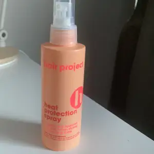 Säljer en värmeskyddsspray från Hair Project.  Jättefin förpackning och luktar så gott. Har ej använt. Perfekt när man ska styla håret💗