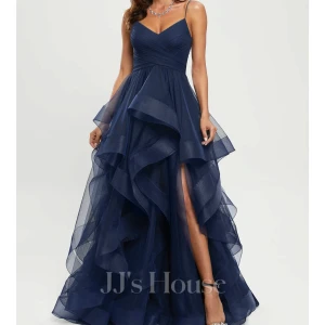 Marinblå långklänning från JJ's House - Marinblå balklänning med volanger och smala axelband. Den är perfekt nu för balen, endast använd 1 gång, förra året. Original pris 2200💗