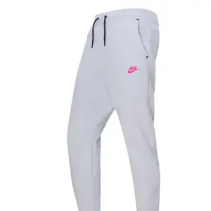 Säljer ett par vita mjukisbyxor från Nike i mycket bra skick. Använda fåtal gånger. De har en snygg rosa Nike-logga på sidan och svarta snören i midjan. Orginalpris är 1200. Vill man köpa till ziphoddien får man båda delarna för 3000kr.