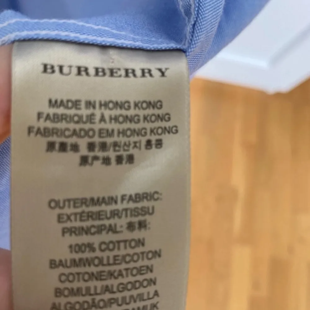 Säljer en snygg blå skjorta från Burberry i 100% bomull. Den har långa ärmar och klassiska knappar framtill. Storlek M . Skjortor.