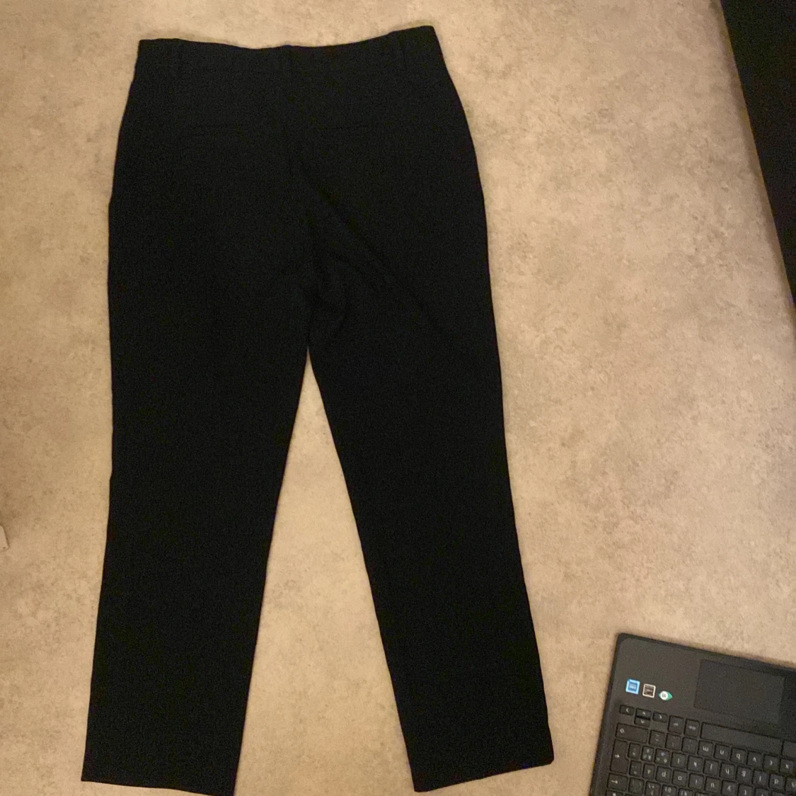 Svarta byxor från Gina Tricot - 91