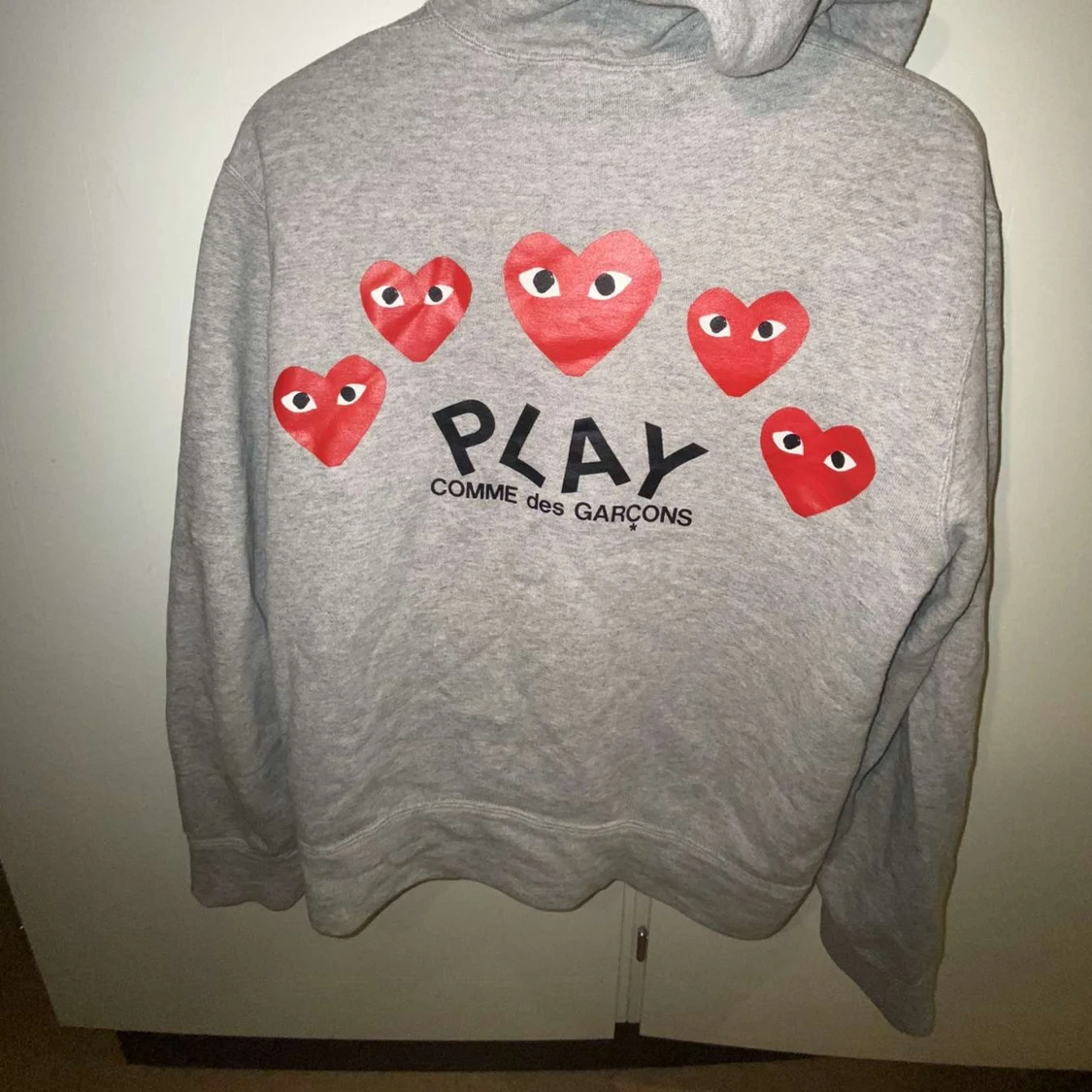 Grå Play hoodie från Comme des Garçons