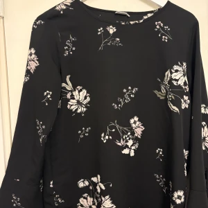 Svart blommig blus - Sparsamt använd blus