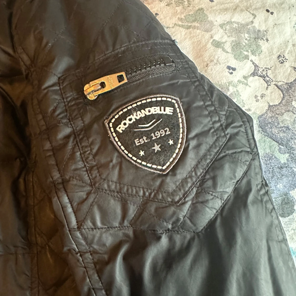 Svart quiltad jacka från Rockandblue - 90