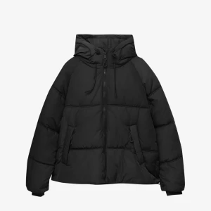 Svart pufferjacka med huva - Säljer en varm pufferjacka i bra skick. Sparsamt använd under 1 vinter.🩷Jackan är köpt från pull & bear🫶🏼skriv för fler bilder🩷