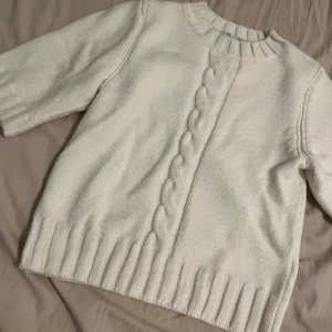 Lindex tröja  - En jätte snygg kortärmad vit tröja från Lindex! Så snygg verkligen, man kan styla den på alla möjliga sätt! Köpt för 499kr❤️❤️SKRIV INNAN NI TRYCKER P KÖP NU OCH KOLLA PÅ MIN BIOGRAF INNAN TACK!!!!