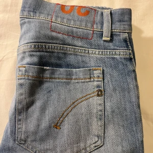 Blå jeans från Dondup - Jeans ifrån dondup. Jeansen är helt oanvända och skick 10/10. Modellen är George. Kvitto, tags och påse finns samt ingår. Skicka gärna frågor vid funderingar! 🍻