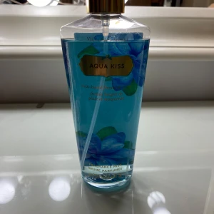 Aqua Kiss Fragrance Mist från Victoria's Secret - Säljer en fräsch och blommig doftmist från Victoria's Secret, Aqua Kiss. Då den inte kommer till användning