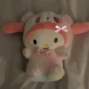 en jättefin my melody plushie som jag köpte i dubai förra året i en sanrio shop för cirka 400 kr (132 AED). Säljer den för billigt, men priset kan fortfarande diskuteras 🫶