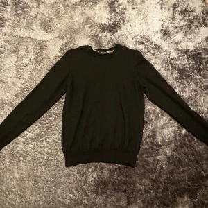 Svart merinoulltröja - Tjena säljer en svart tröja i 100% merinoull från sand copenhagen | Skick: 10/10 | Storlek M men sitter som en Xs | Nypris: 1399kr Mitt pris: 899kr