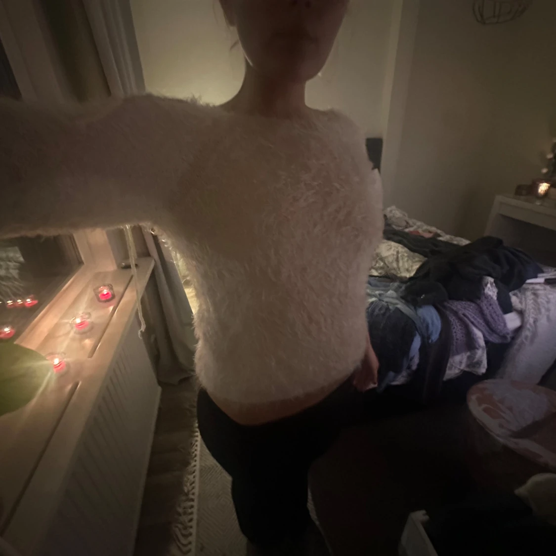 Vit fluffig tröja med snörning