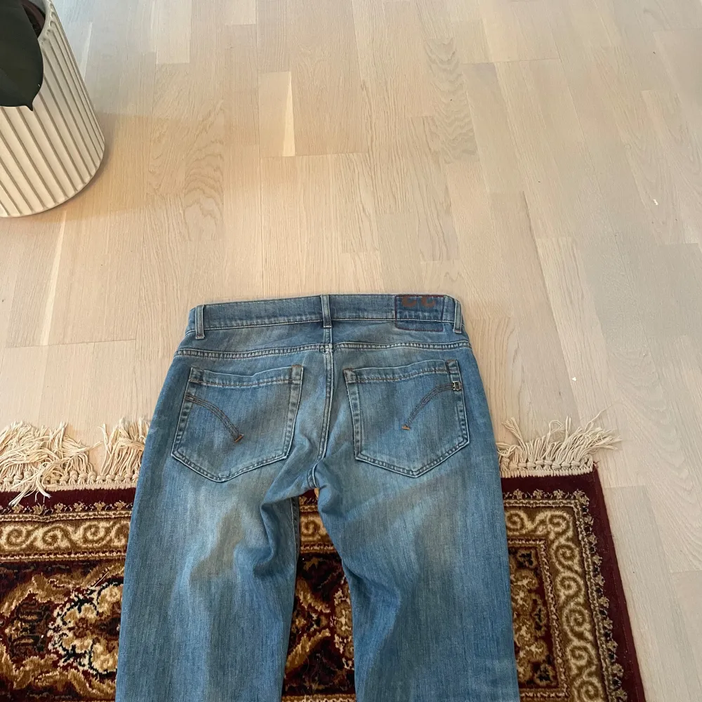 Säljer ett par snygga blå jeans från Dondup i bra skick. De har en klassisk straight fit och är perfekta för vardagsbruk.. Perfekta för både höst och vår! Nypris 3400 men priset kan diskuteras. Jeans & Byxor.