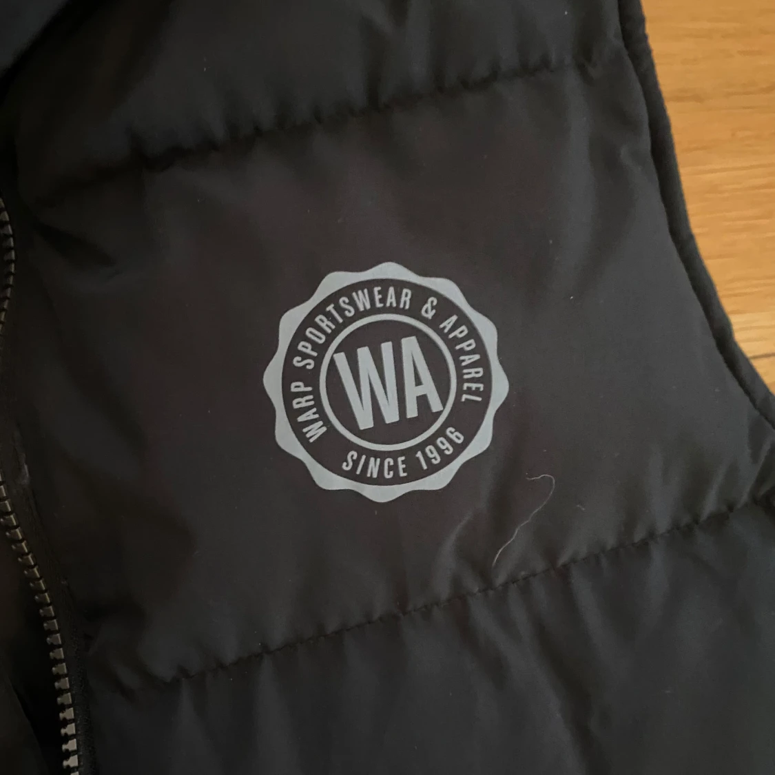 Svart dunväst från WA - 91