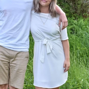 Vit studentklänning från Jacqueline de Yong/sukienka - Säljer en simpel vit klänning från Jacqueline de Yong i storlek 36. Den har en knytning i midjan som ger en snygg passform och korta ärmar. Perfekt för studenten 🌼