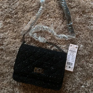 Svart glittrig axelväska - Ny skick, har kostat 360kr, mitt pris 170kr