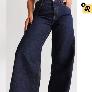 Mörkblå lågmidjade vida jeans - Säljer ett par snygga mörkblå jeans med låg midja och vid passform. Byxorna är från Gina tricot och är i storlek 34, passar non som är runt 160 i längden. Perfekta för en avslappnad stil, men kan också dressas upp. De är i mycket bra skick! Modellen heter low wide jeans. Priset går att diskutera ☺️