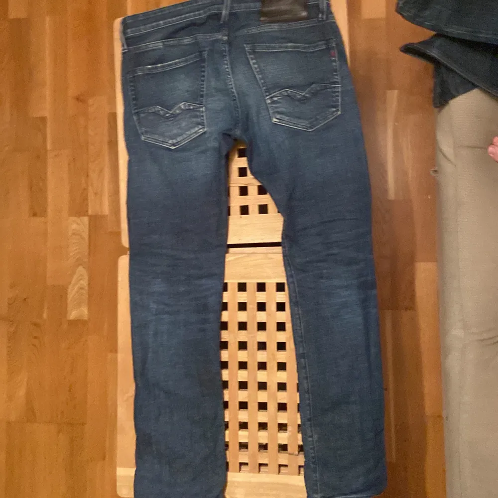 Säljer ett par snygga blå jeans i bra skick från replay. De har en klassisk femficksdesign med knapp och dragkedja framtill. Perfekta för vardagsbruk och kan enkelt matchas med olika outfits. Pris kan diskuteras . Jeans & Byxor.