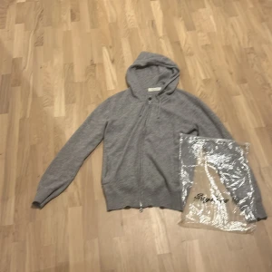 Grå kashemere hoodie från Sayless - Säljer en snygg och bekväm grå hoodie från Sayless i storlek XS. Den är i mycket bra skick och perfekt för höst och vinter Hoodien har dragkedja och långa ärmar, vilket gör den supermysig att ha på sig. Skulle säga att den passar bra för de som är 155 cm-160