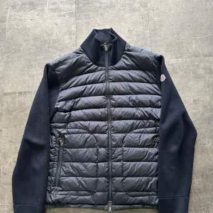 Säljer en exklusiv Moncler-cardigan i storlek M. Perfekt för dig som älskar klassiska plagg med en lyxig touch!  Denna cardigan funkar lika bra till vardags som till mer uppklädda tillfällen. Ett tidlöst plagg som alltid håller sig modernt. Du   