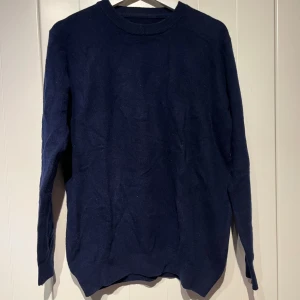 Mörkblå stickad tröja - Säljer en stilren mörkblå stickad tröja i mycket bra skick, köpt second hand utan lappar.