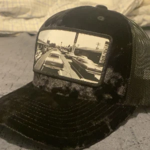 Svart keps med vintage bilmotiv - Säljer min svarta keps  då jag köpte den för 400 men den är lite för stor för mig men orka aldrig skicka tillbaka 