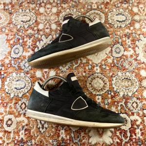 Philippe Model Skor - Hej! Säljer nu mina skor från märket Philippe Model, storlek 43, bra skick lite heel drag se sista bilden. Tveka inte på att höra av dig om du har frågor eller funderingar kring skorna!