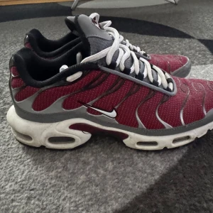 Nike Tn - Säljer ett par Nike Air Max Plus i röd och grå färg. Skorna har en snygg design med vita detaljer och en bekväm sula med TN Air-dämpning. Perfekta för både vardag och träning. De är i bra skick med lite slitage på sulan. Nike TN i storlek 42 skorna är endast använda i 1 månad och är i väldigt bra skick. Skorna är inköpta i butik. Skriv om ni vill ha fler bilder OBS priset kan diskuteras. 