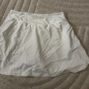 Vit kjol - Vit kjol med shorts inbyggd🤍Aldrig använd