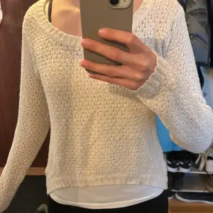 Säljer en superfin beige stickad tröja med en avslappnad passform. Den har långa ärmar och en lite bredare halsringning och man kan ha den off-shoulder. Perfekt för både vår och höst! 