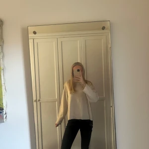 Beige stickad tröja - Mysig beige stickad tröja från Hm! I storlek M men passar S och L beroende på hur man vill den ska sitta🥰🥰
