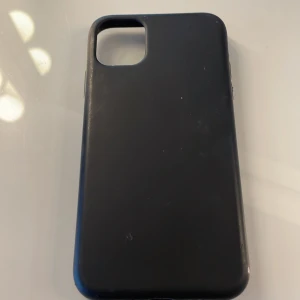 iPhone 11 skal från H&m  - Den är köpt från h&m för 100 kr, den är använd i 1 månad Max. Eftersom jag köpte en ny telefon så behöver jag inte den längre. Den är i bra skick, bara en liten skada lägst ner av skalet. Jag säljer den för 75 kr. Är öppen för prisförslag!