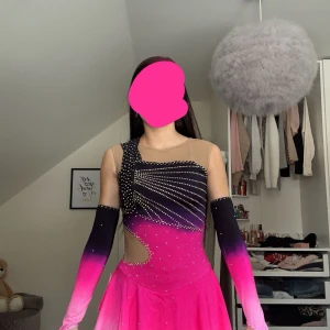 Konståkningsdräkt  - Jättefin konståkningsdräkt i jättebra kvalitet med många diamanter! Finns inte direkt någon storlek då den är måttsydd men jag är 158 cm och använder xs/s så att man vet ungefär💕 endast använd ungefär 4 gånger så jättebra skick!