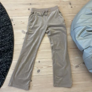 Beige mjukisbyxor från Lindex - Säljer ett par superbekväma beige mjukisbyxor från Lindex i storlek 146. De har en loose passform med resår i midjan och praktiska fickor både fram och bak. Perfekta för mysiga dagar hemma eller en avslappnad dag ute. 🛋️✨