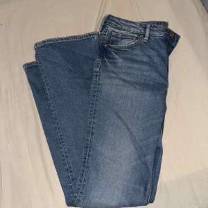 Blå jeans - Säljer ett par klassiska blå jeans i bra skick. Skit snygga,  regular waist men skulle säga att Dome lite mer åt lågmidjade. 