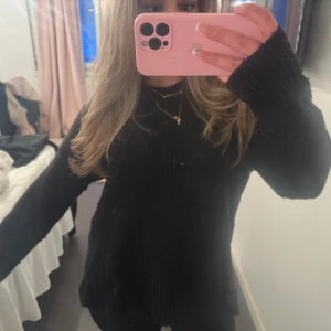 Svart stickad tröja - Mysig svart stickad tröja från Brave Soul från ASOS  i storlek S. Perfekt för kyliga dagar med sin bekväma passform och långa ärmar. Tröjan har en enkel och stilren design som passar till det mesta. Ett måste i garderoben för höst och vinter! Pris kan diskuteras❤️