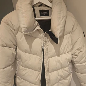 Vit pufferjacka från Everest - Säljer en snygg vit pufferjacka från Everest i storlek S. Säljer denna då den inte kom till användning, använd bara ett få par gånger. 