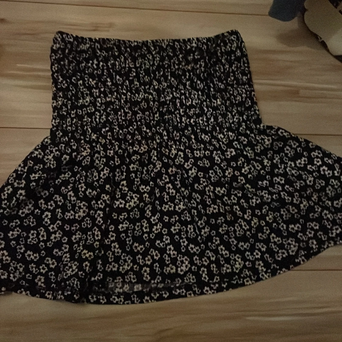 Svart blommig kjol från Gina Tricot