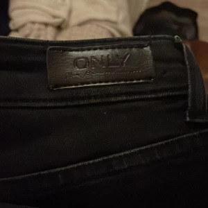 Svarta jeans från ONLY - Säljer ett par svarta jeans från ONLY i storlek S. De är i bra skick och har en klassisk design med dragkedja och knapp framtill. Perfekta för både vardag och fest! 🖤säljes för 300kr