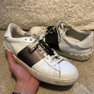 Valentino Open 43 - Säljer dessa fin Valentino Opens som är perfekta både till sommar och vintern | Skick 7,5/10, lite slitna men har sjukt mycket kvar att ge | Storlek 43 | Går att lösa fler bilder, bara att skriva!