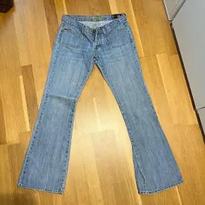 Säljer dessa supersnygga lågmidjade bootcut jeans från märket Cron-x då de tyvärr är försmå för mig. Storlek w28 l32. Innerbenslängden är 76 cm och midja rakt över 40 cm. Jeansen har ingen gylf utan knappar man stänger med (se 4e bilden). Använd köp nu!💘