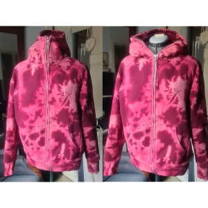 Bleach dye huvtröja fuchsia/cerise M - Nyskick men gammal, nyblekt, nice kvalitet. 60% bomull 40% polyester. Längd: 67 ärmlängd: 76 midjevidd: 53.