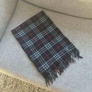 Burberry Scarf - Säljer en skön Burberry scarf i bra skick. Passar perfekt till kyligare tider. Endast 899kr. Hör av er vid funderingar!