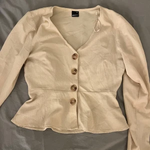 Beige blus  - Säljer denna beiga blus ifrån Gina tricot få den inte kommer till användning❣️superfin 