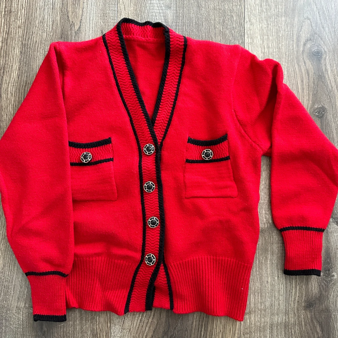 Röd kofta med svarta detaljer - 90