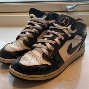 Svarta och vita Nike Air Jordans - Säljer ett par klassiska Nike Air Jordans i svart och vitt. Skorna har en ikonisk design med snörning och det välkända Air Jordan-märket på sidan. Dom är ganska slitna och är bra som arbetar skor. Säljer för att jag inte använde som. Pris kan diskuteras. 