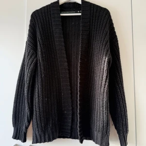 Svart stickad kofta - Svart stickad kofta köpt på LAGER157, den är i storlek XS/S men passar även mig som är storlek  S/M. Den är i fint skick