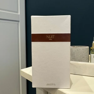 Nuit Eau de Parfum från Zara - Säljer en elegant och mystisk parfym från Zara, Nuit. Doften är intensiv och passar perfekt för speciella tillfällen. Aldrig använd, 180 ml