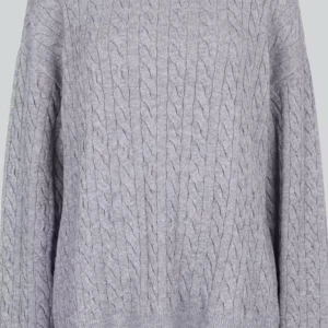 Grå stickad tröja - Säljer en supermysig grå stickad tröja med kabelstickat mönster. Perfekt för kyliga dagar och passar både till vardags och lite finare tillfällen. Tröjan har långa ärmar och en normal passform. Köpt för 499kr på Bikbok. Storlek L